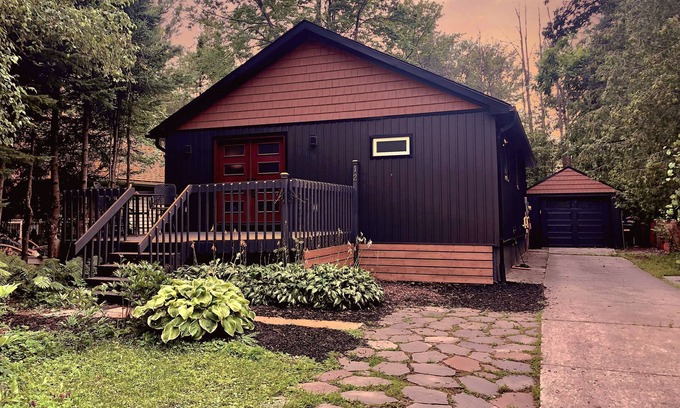 Wasaga Beach Cabaña | *3 MINUTE WALK* to best beach in Wasaga! Romantic private treed cottage getaway!