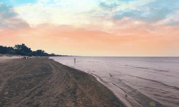 Wasaga Beach Casa | *3 MINUTE WALK* to best beach in Wasaga! Romantic private treed cottage getaway!