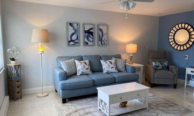 Holmes Beach Apartamento | 3 Minute walk to beautiful AMI beach! Old Florida Charm with a Modern Flair!