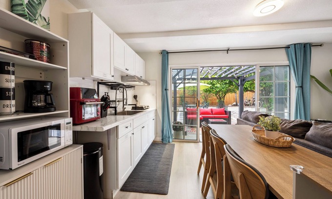 Costa Mesa Casa | 3 minutes to South Coast Plaza! Lovely garden-view retreat with King-sized bed