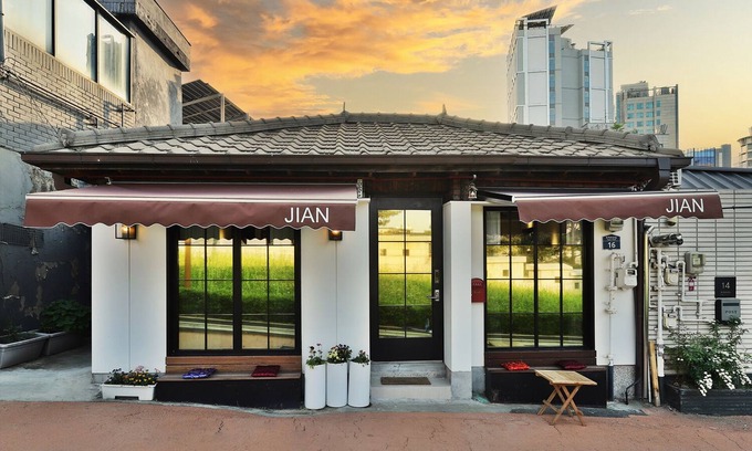 Gwanghui-dong Casa | 3 minutes to subways and buses. Modern hanok for a family or friends!