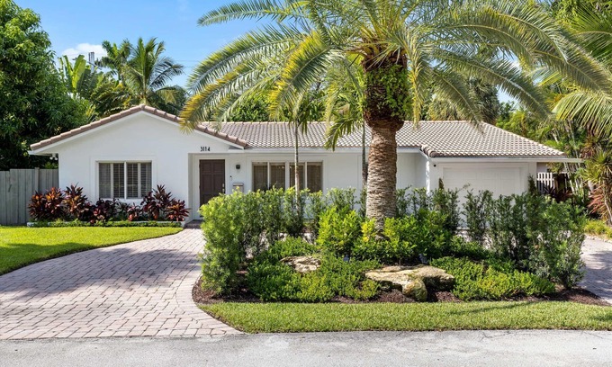 Birch Park Finger Streets Casa | 3 minutes walk to the Beach Family Vacation Home with Private Pool and Jacuzzi