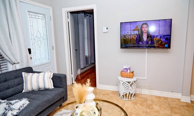 Saint-Edmond Apartamento | Chic3-Bedroom Private Garden, Parking- Self check-in- 35Min from Montréal!