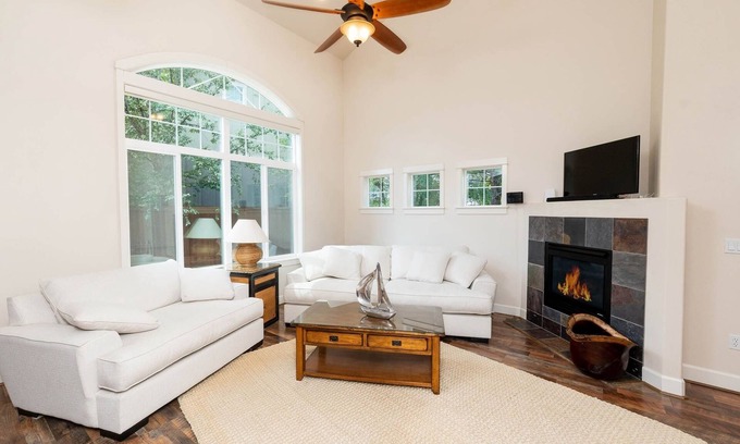 Mountain View District Casa | Monthly 1.5 Bedroom OFFICE Home, Cathedral Ceil, minutes to downtown