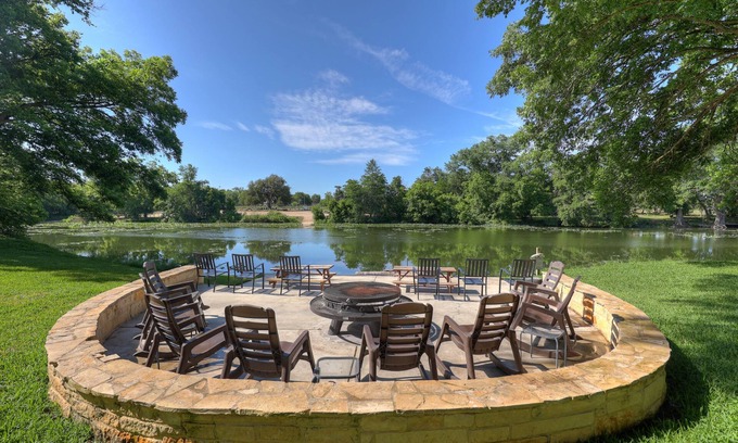 Center Point Cabina | #3 of 4 Treetop River Cabin: 6 guests +Kayaks+ Fishing+ Fire Pits=Family Fun!