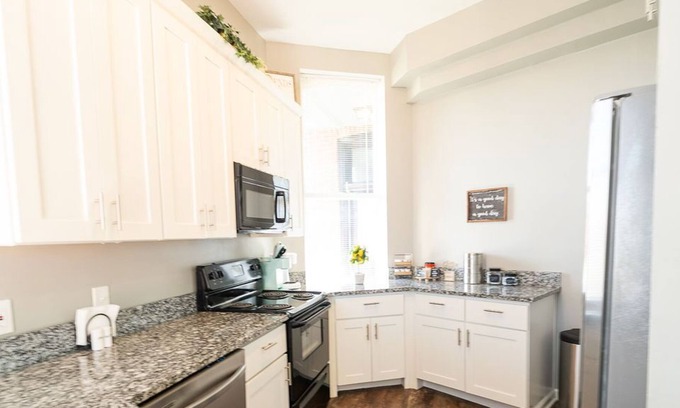 Lafayette Square Condominio | <3 of city, king bed, pet friendly & custom kitchen