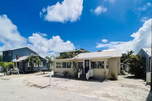 Bradenton Beach Casa | 3 Palms Cottage & Blue Turtle Bungalow