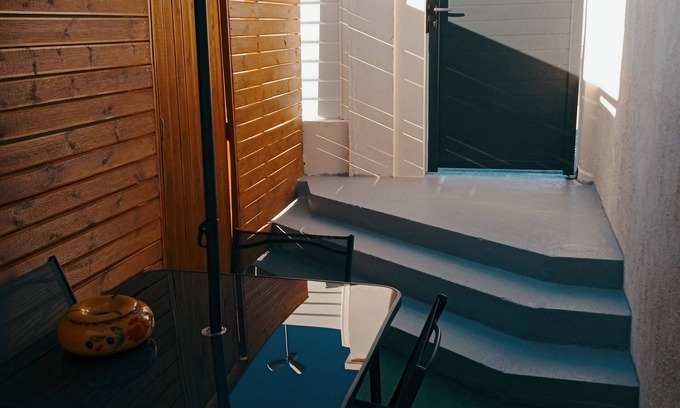 Claira Casa | Apartment for 3 people, terrace, wifi, parking, 10min from the beach.