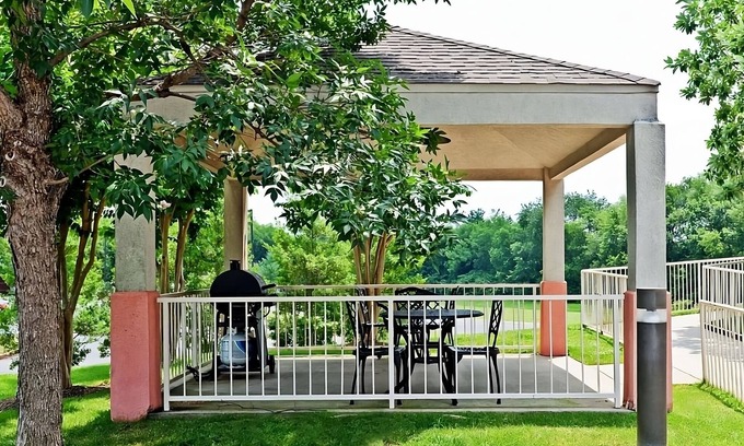 Brentwood Hotel | 3 Pet-Friendly Suites w/ Kitchen l Close to Nashville Zoo & Local Trails