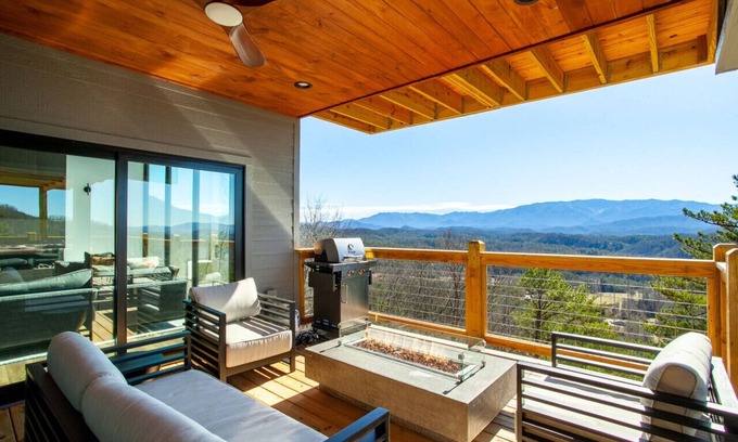 Sevierville Casa | 3 Pines Lodges: Luxury, Mountain View, & Hot Tub!