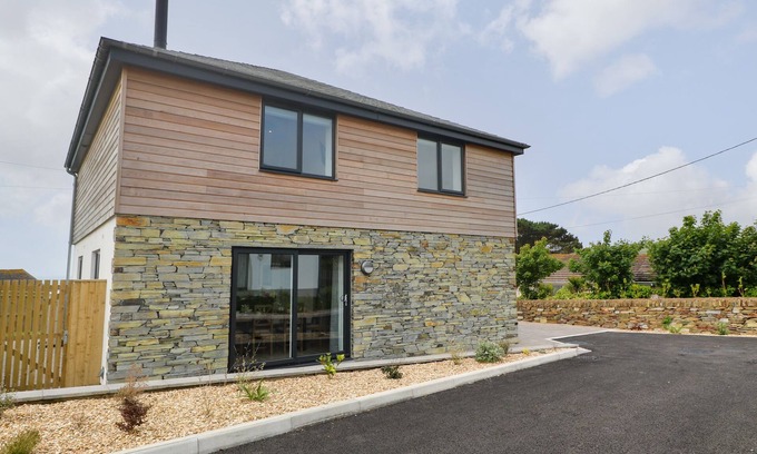 Praa Sands Casa | 3 PRAA COVE, pet friendly, character holiday cottage in Praa Sands