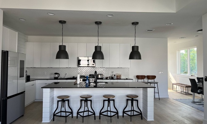 East MLK Casa | 3 Private Balconies. Sleeps 5. 5 Min From H-E-B and Muller Park