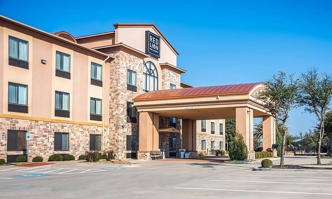 Mineral Wells Hotel | 3 Queen Beds Suite | Red Lion Inn & Suites w/ Kitchenette, Near Clark Gardens