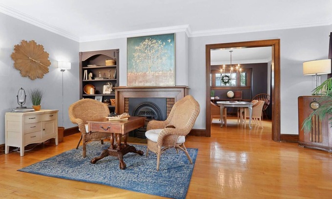 Appleton Casa | 3 Queens, Walk to Eat, Tons of Character, Spacious