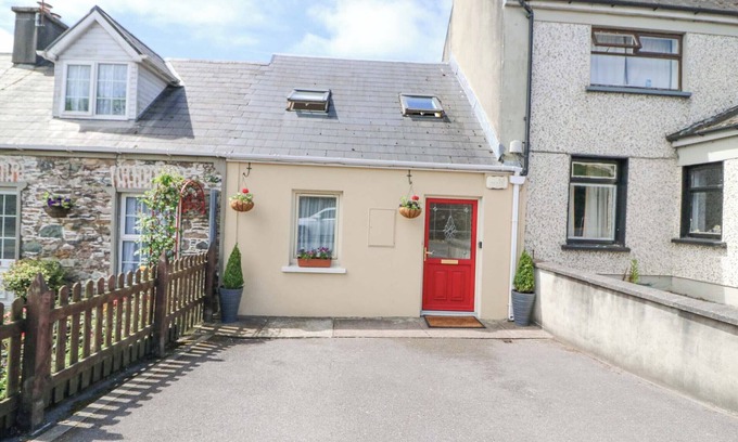 Killorglin Cabaña | 3 RAILWAY TERRACE, family friendly in Killorglin, County Kerry