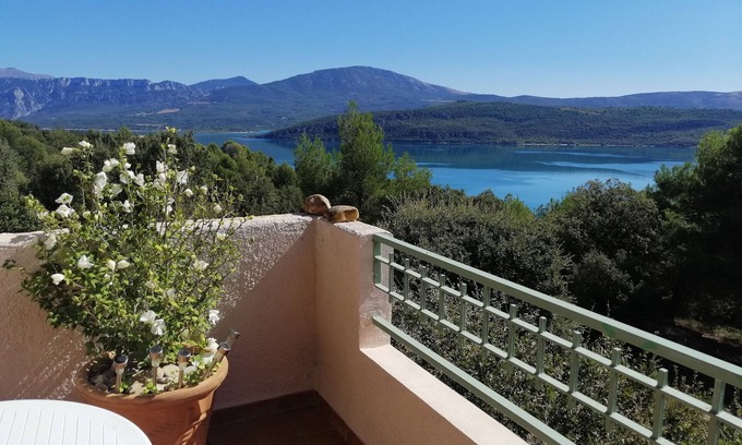 Sainte-Croix-du-Verdon Apartamento | 3-room apartment 55 m2, terrace 15 m2, breathtaking view, sleeps 4, air-conditioned, WIFI
