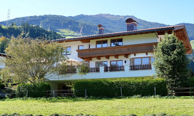 Fuegenberg Apartamento | 3-room apartment - 82 sqm upstairs - for 6 pers. (max. 4 adults and 2 children), sep. Entrance, parking lot