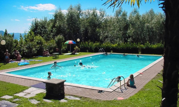 Agra Apartamento | Apartamento de 3 habitaciones con vista al lago de ensueño en una residencia con piscina y área para tomar el sol
