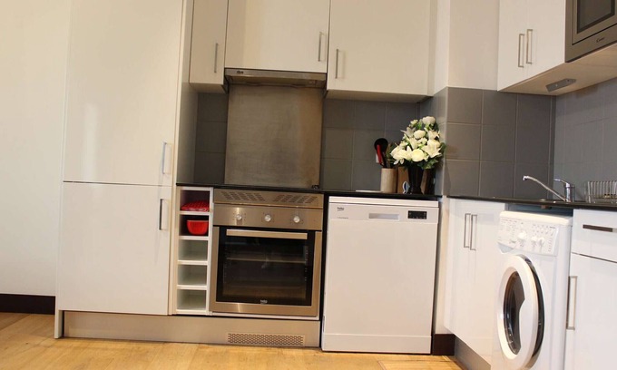 Rochefort Apartamento | Apartamento de 3 habitaciones con cocina equipada, TV y parqué en Rochefort