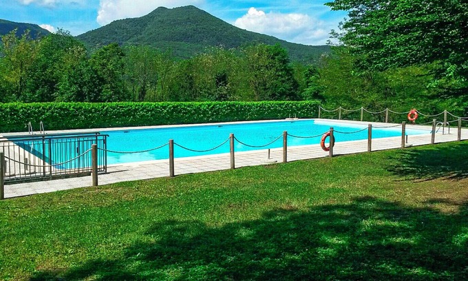 Montegrino Valtravaglia Apartamento | Apartamento de 3 piezas en una elegante residencia con piscina y pista de tenis