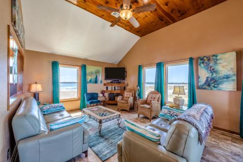 Hatteras Casa | 3's a Charm 124