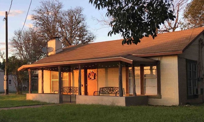 Medina Cabaña | 3 Sisters Crossroads Cottage with Big Porch, close to Lost Maples