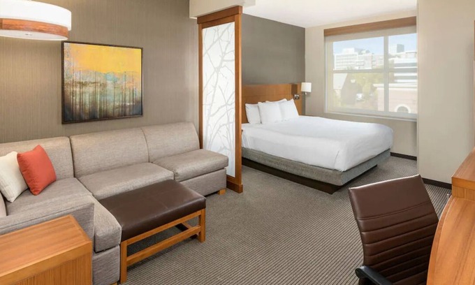 Greenville Downtown Apartamento | 3 Spacious King Rooms | Onsite Gym & Pool, Steps from Peace Center & Main Street