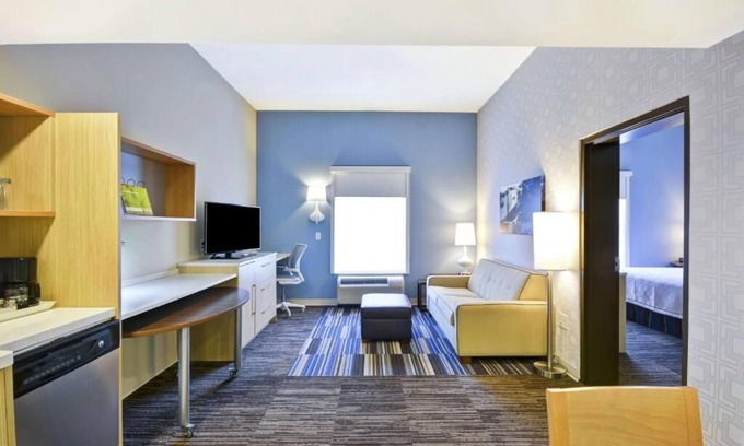 Saint Simons Island Hotel | 3 Spacious Suites Perfect for Families w/ In-Room Kitchenette - Near Beach!