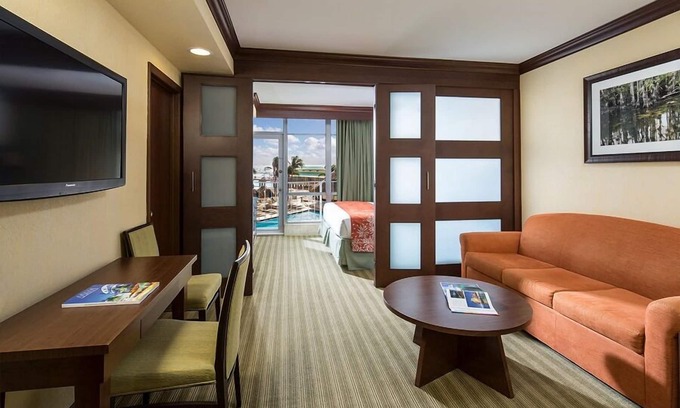 Sunny Isles Beach Complejo | 3 Spacious Units w/ Balconies & Partial Ocean Views! Steps to Sunny Isles Beach!