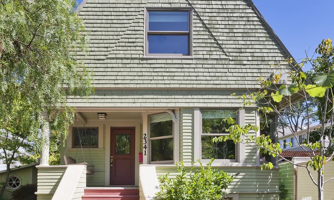 South Berkeley Casa | 3-story home w hot tub, 5 beds, 2 kitchens, & outdoor studio near Willard Park
