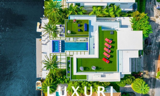 Las Olas Isles Casa | 3 Story w Rooftop Water Villa Dock Chef Kitchen