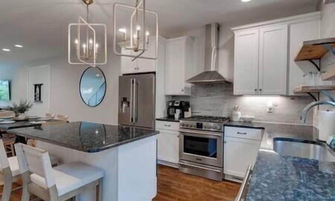 Eighth Avenue Casa | 3 Townhomes 10 BDR/3 Miles to Broadway!