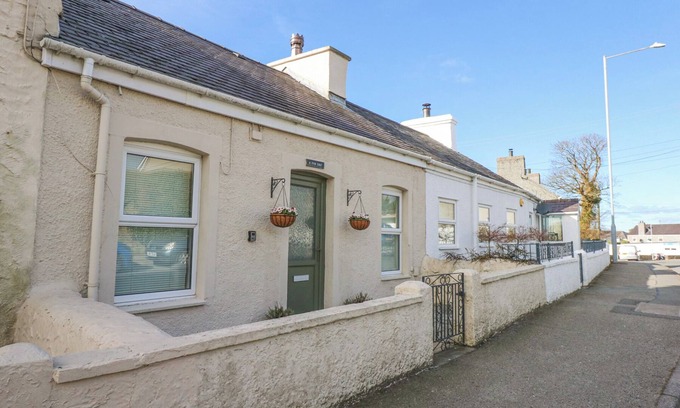 Pen-y-sarn Cabaña | 3 TYN GIAT, pet friendly, with open fire in Amlwch