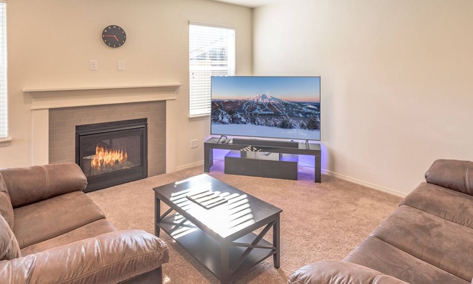 Old Farm District Casa | 30+ day rental in Bend w/ private hot tub ~ Fireplace! Close to Old Mill!