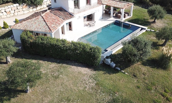 Montauroux Villa | 30 min de CANNES Vista panorámica del desbordamiento de la piscina de la propiedad contemporánea