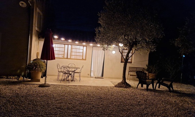Monteux Apartamento | 30 min from Mont Ventoux, comfortable apartment in old Provencal farmhouse.