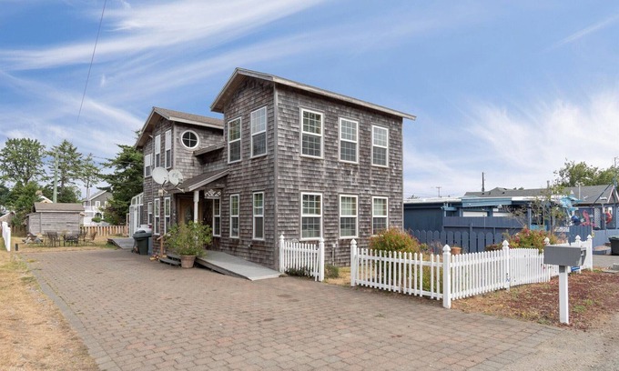 Ocean Park Casa | 30 NIGHT MINIMUM, near beach, Pets, yard w/play set (AllInn)