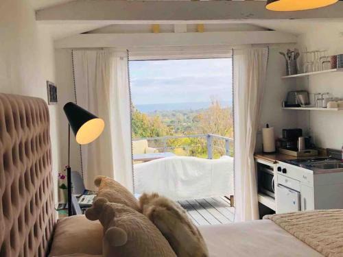 Central Malibu Apartamento | 30 PCT OFF! Malibu Charming Suite, Ocean View, King Bed
