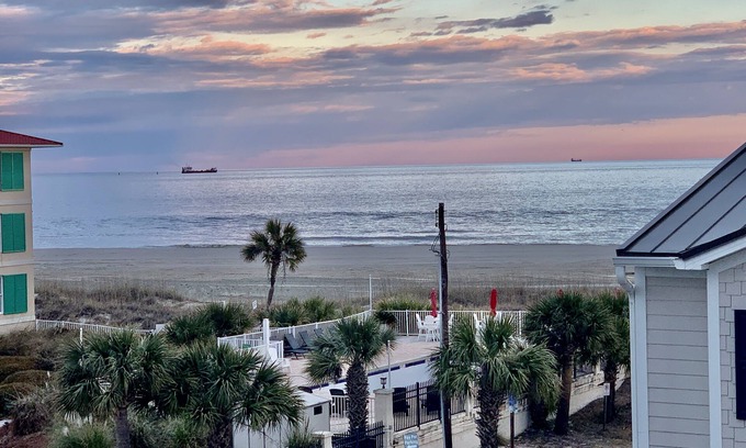 Tybee Island Condominio | 30 pasos de la playa! Condominio de lujo con gran porche envolvente!