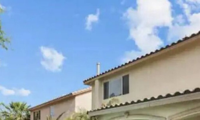 Spring Valley Casa | 3000 SqFt House 8beds/3bath W/Heated Pool/Spa/BBQ 86"SmartTV/Games Strip/Airport