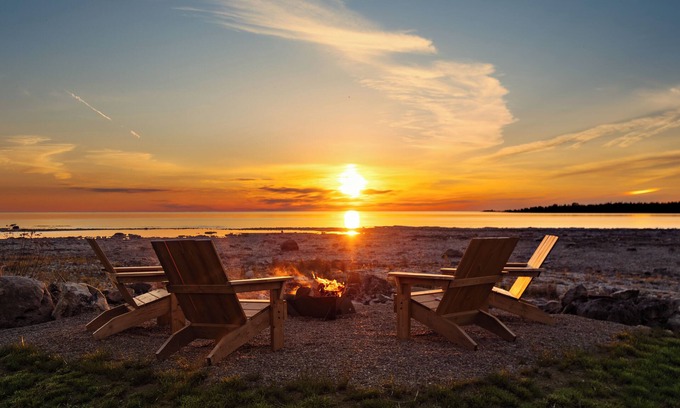 Northern Bruce Peninsula Cabaña | 300ft Modern Luxury Lakefront +Hot tub Steam bath