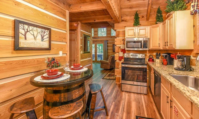 Gatlinburg - Pigeon Forge Cabina | New Firepit, 250MB WIFI, Hot Tub, Arcade, Pets OK