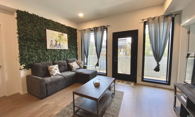 Eighth Avenue Condominio | 301 Luxury Condo | 2BD | Pool | Gated Parking | Close to Downtown!