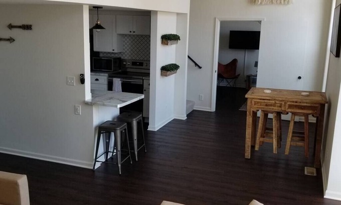 Westown Apartamento | 302/303- 2 condos joined for up to 12 people by Fiserv/3rd