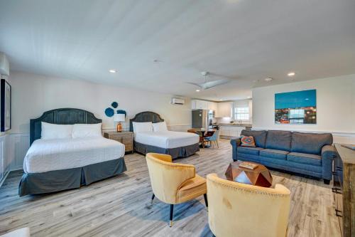 Surf City Hotel | 302 Queen Suite, 3rd Floor Low Tide
