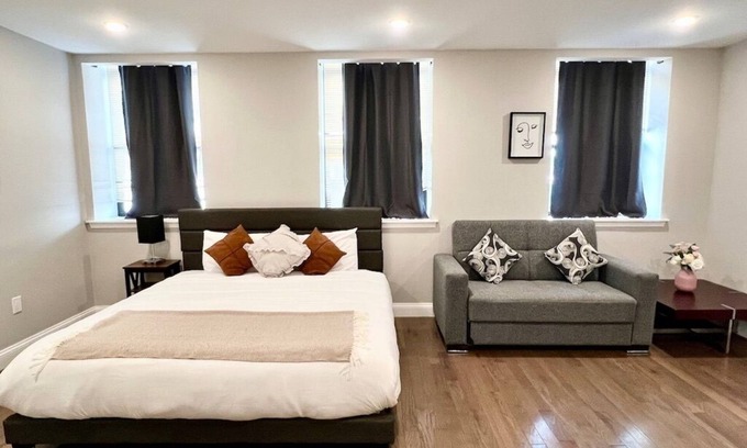 Center City Apartamento | 306 Deluxe King suite in the center city