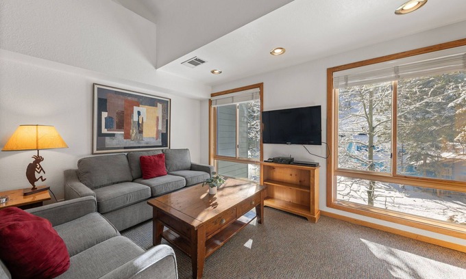 Olympic Valley Condominio | 306 | Loft Getaway for 6 Pool + Trails Await!