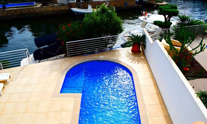 Empuriabrava Chalet De Esquí | 306-Hermosa casa moderna con piscina y amarre privado