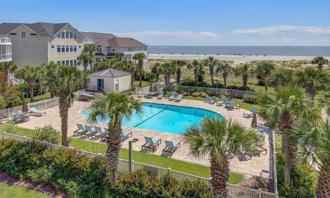Isle of Palms Apartamento | ¡20% de descuento en las fechas de mayo! Renovado frente al mar! Nueva cocina! ¡Cubierta! Piscina frente al mar! Pase para tarjeta de deportes del resort, $ 250 de crédito para equipo de playa