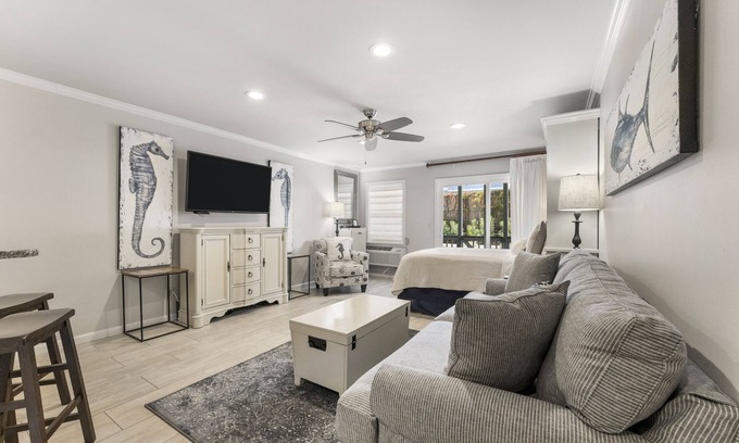 Inlet Beach Condominio | 30A Inlet Sands 105 | Walk to Beach & Rosemary! Private Patio w/ Pool Access!
